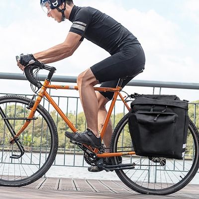 Homme randonnée sacoche porte bagage vélo attachée pont