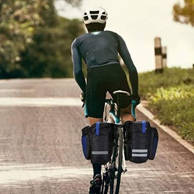 Homme randonnée sacoche porte bagage vélo attachée route