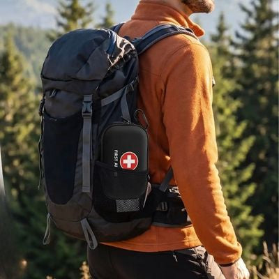 Homme randonnée trousse de secours noire chemin crêtes vosgiennes