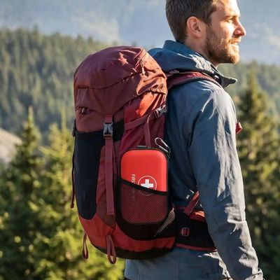 Homme randonnée trousse de secours rouge chemin crêtes vosgiennes