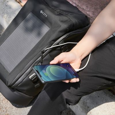 Homme recharge portable avec sac a dos solaire bien exposé