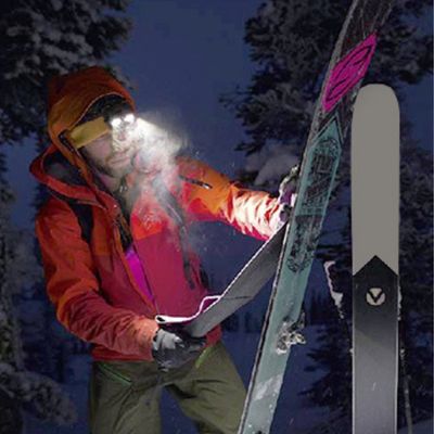 Homme recherche position avec lampe frontal pour trail
