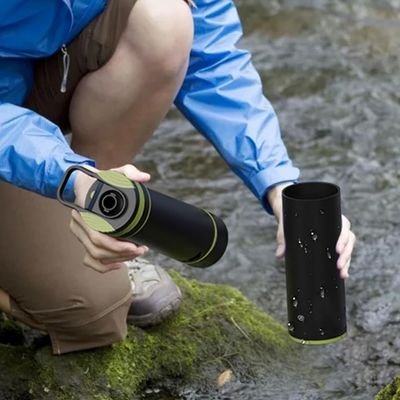 Homme remplie gourde filtre eau écologique