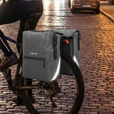 Homme roule nuit avec sacoche velo double bandes réfléchissantes