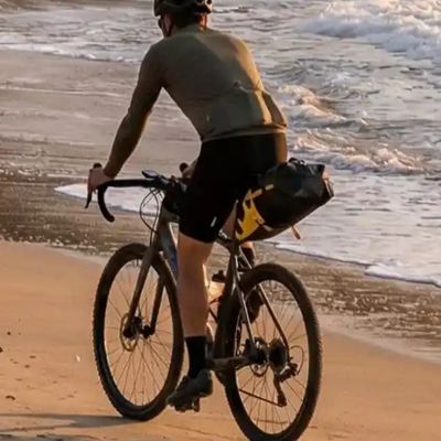 Homme roule plage sacoche de selle attachée vélo
