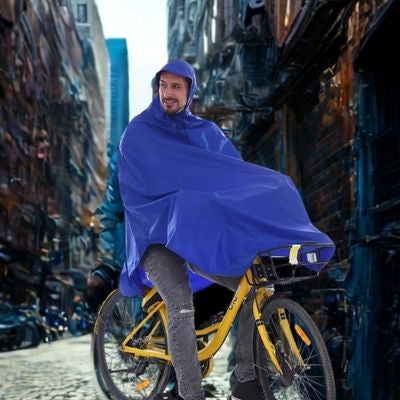 Homme rue pavée poncho pluie vélo bien protégé