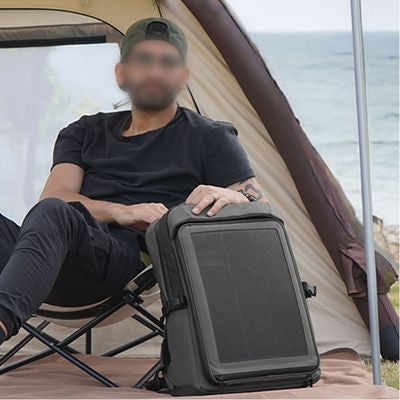 Homme sac a dos energie solaire charge powerbank