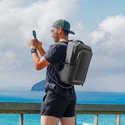 Homme sac a dos energie solaire photo bord mer