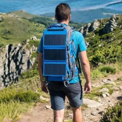 Homme sac ac dos panneau solaire sur sentier crêtes