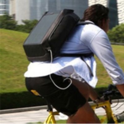 Homme sac à dos voyage allié du quotidien