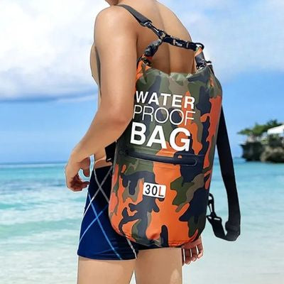 Homme sac dos etanche sur dos marche plage