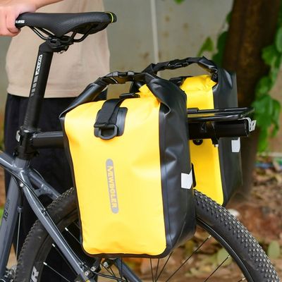 Homme sacoche pour porte bagage vélo attachée duo jardin