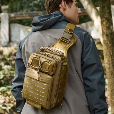 Homme sacoche randonnée balade sous bois