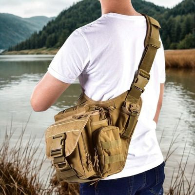 Homme sacoche tactique balade bord lac