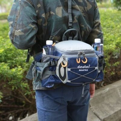 Homme sacoche tactique militaire dans allée