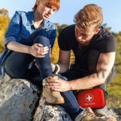 Homme soigne amie grâce randonnée trousse de secours
