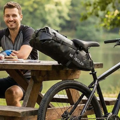 Homme table pique-nique sacoche de selle fixée vélo