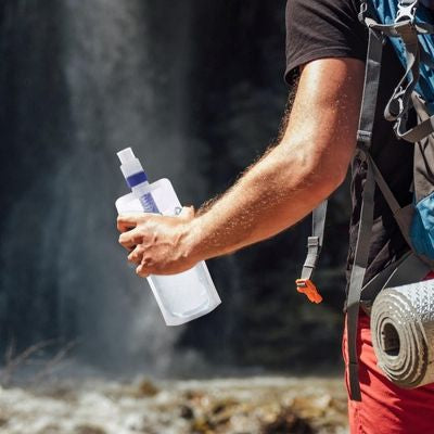 Homme tient gourde filtrante dans main