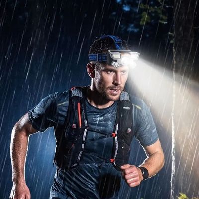 Homme trail nuit pluie randonnée lampe frontale sur tête