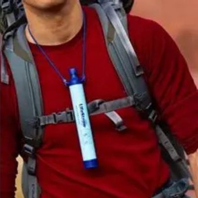 Homme transporte gourde filtre sangle autour coup