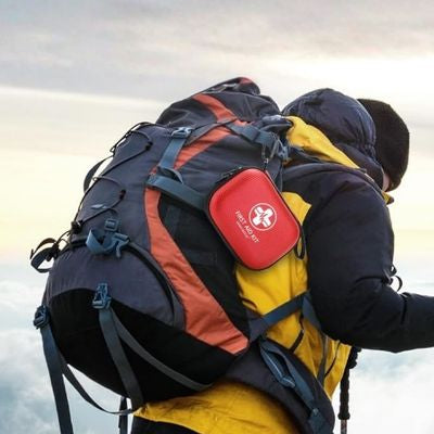 Homme trek montagne avec trousse de secour extérieur sac
