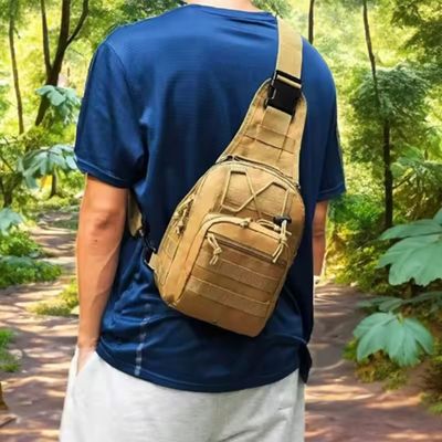 Homme une des sacoches randonnée sous bois