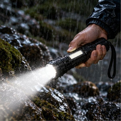 Homme utilise sous pluie lampe torche rechargeable puissante