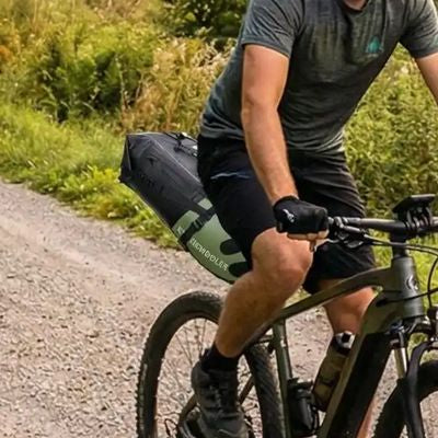 Homme vélo rando sacoche de selle attachée vélo