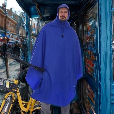 Homme ville poncho pluie vélo trottoir béquille