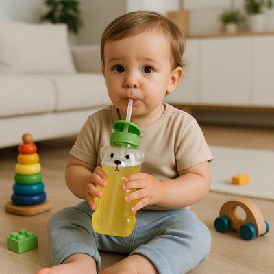 Jeune enfant boit dans gourde réutilisable pour compote