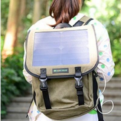 Jeune femme panneau solaire sac a dos monte marche