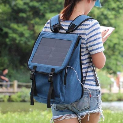 Jeune femme panneau solaire sac a dos recharge portable