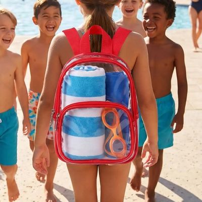 Jeune fille porte sac a dos piscine enfant