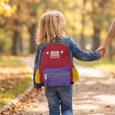 Jeune fille sac a dos enfant maternelle donne main