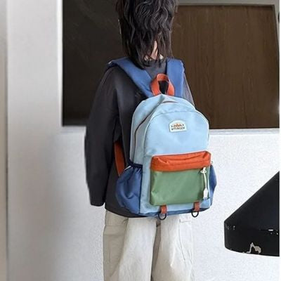 Jeune fille sac a dos enfant maternelle prête activité