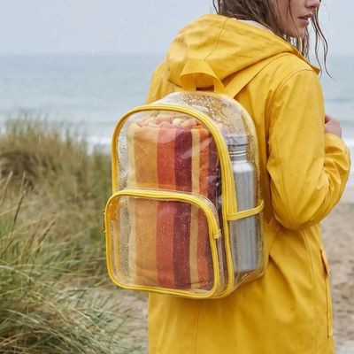 Jeune fille sac a dos piscine enfant dune pluie