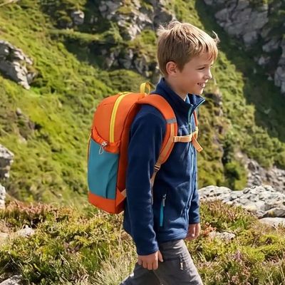 Jeune garçon avec sac a dos enfant randonnée confort