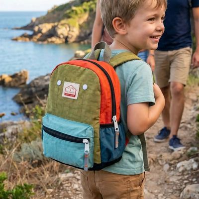 Jeune garçon sac a dos enfant maternelle marche sentier