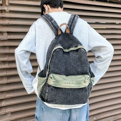 Jeune garçon sac a dos primaire debout palissade