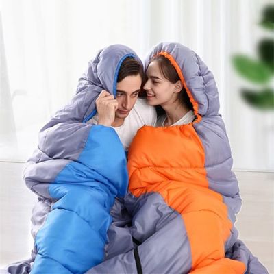 Jeunes assis chacun sac de couchage grand froid bisous