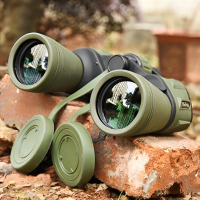 Jumelles vision nocturne posées par terre caches protection enlevés