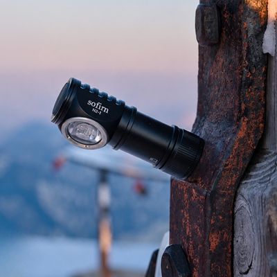 Lampe frontale puissante fixée grâce aimant sur vieux poteau