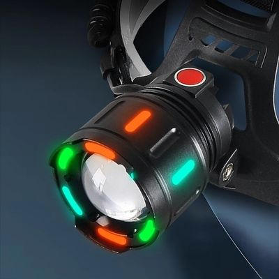 Lampe frontale puissante lumière fluorescente brille dans nuit