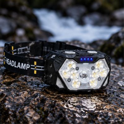Lampe frontale trail posée rocher ne craint pas humidité