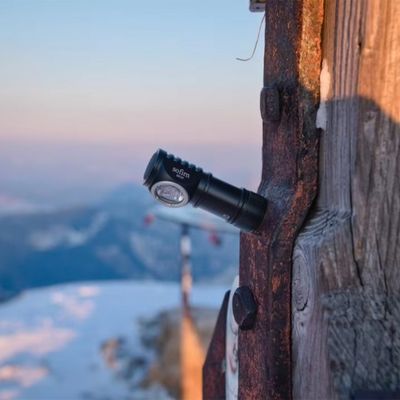 Lampe frontale puissante installée support magnétique poteau randonnée