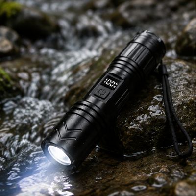 Lampe torche puissante éclairant un sentier nocturne
