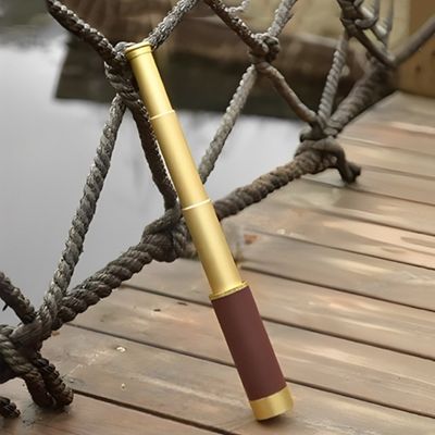 Longue vue pirate posée sur ponton rampe cordage