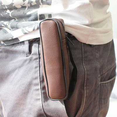 Longue vue pirate rangée dans housse attachée ceinture