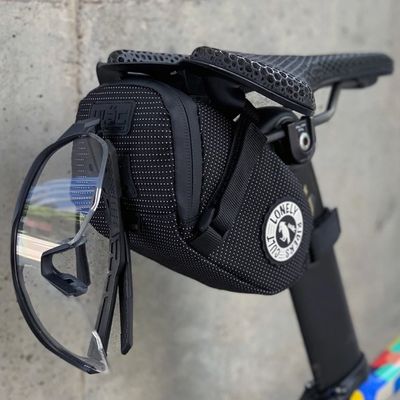 Lunette accrochée sacoche pour selle de velo fixée