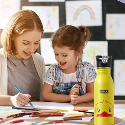 Maman dessine avec fille gourde isotherme enfant sur table